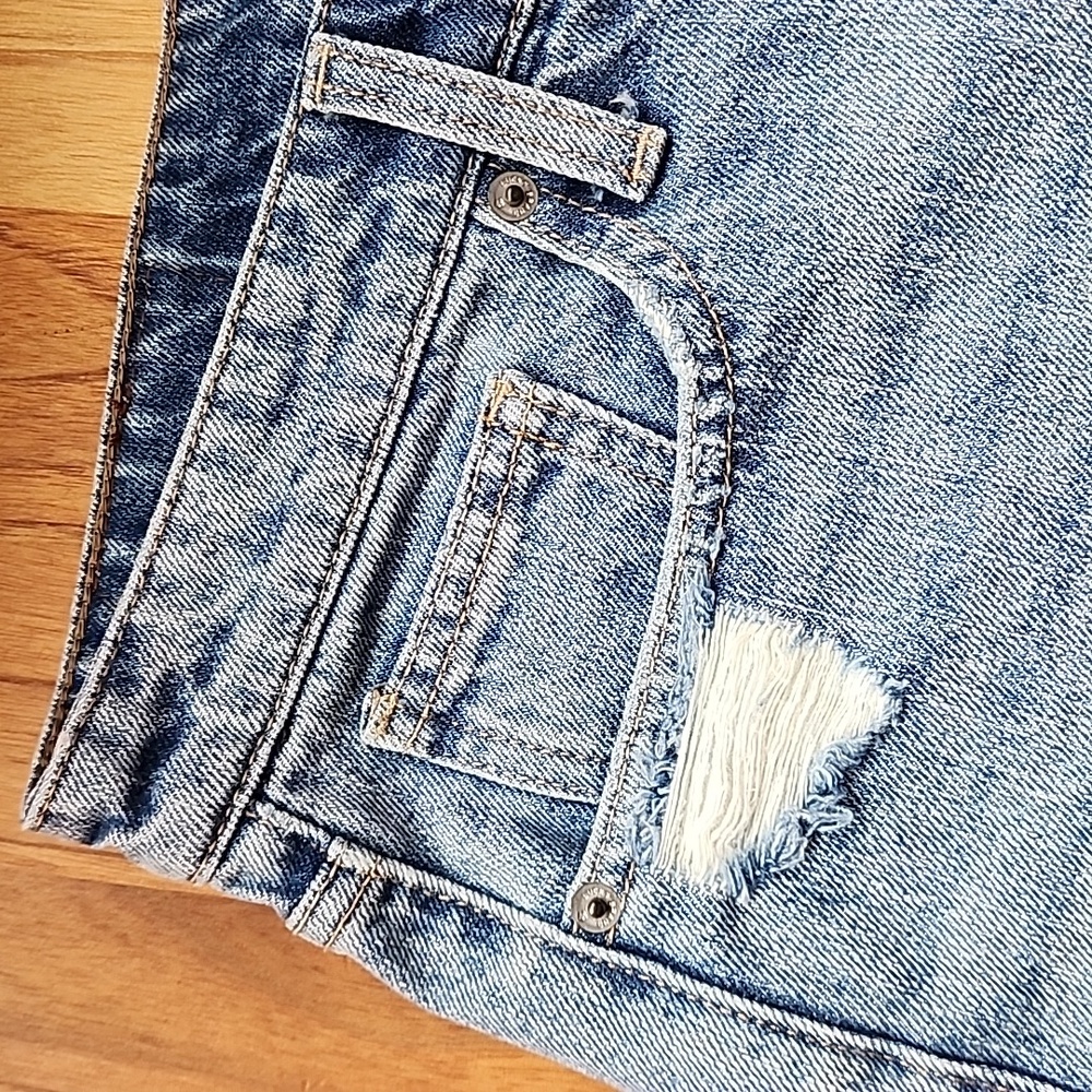 NWOT Lucky Brand denim Boyfriend Short size 29 8 Light Wash Distressed Raw Edge - Picture 5 of 10